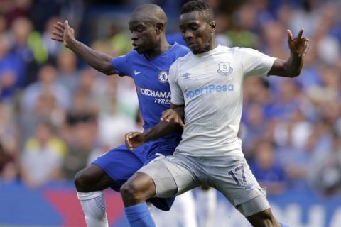 Chelsea's N'Golo Kante, left, vies for the ball with Everton's Idrissa Gueye during the English Premier League soccer match between Chelsea and Everton at Stamford Bridge stadium in London, Sunday, Aug. 27, 2017. (AP Photo/Alastair Grant)