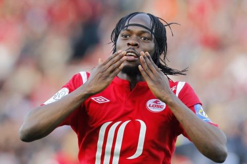 Lille's Gervinho celebrates his goal during their French Ligue 1 soccer match against Sochaux at the Lille Metropole stadium in Villeneuve d'Ascq May 18, 2011. REUTERS/Pascal Rossignol (FRANCE - Tags: SPORT SOCCER)