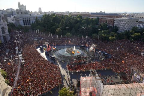 Χιλιάδες οπαδοί της Ισπανίας έχουν συγκεντρωθεί στην Πλατεία Θιβέλες, για να υποδεχτούν τους παίκτες της εθνικής ομάδας και να τους αποθεώσουν για την κατάκτηση του Euro 2024