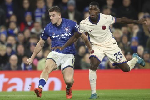 Ipswich Town's Liam Delap, left vies for the ball with Chelsea's Moises Caicedo during the English Premier League soccer match between Ipswich Town and Chelsea at Portman Road stadium in Ipswich, England, Monday, Dec. 30, 2024. (AP Photo/Richard Pelham)