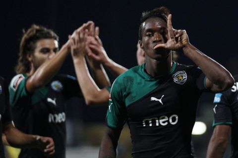 Sporting's Yannick Djalo (R) celebrates his goal against Naval during their Portuguese Premier League soccer match at the Figueira da Foz city stadium August 30, 2010.  REUTERS/Jose Manuel Ribeiro  (PORTUGAL - Tags: SPORT SOCCER)