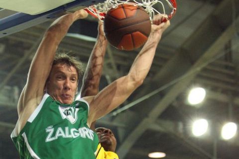 Zalgiris Kaunas's Dainus Salenga (L) vies with Asseco Prokom's Daniel Ewing (R) during their Euroleague basketball Championship match in Kaunas, on December 18, 2008. AFP PHOTO PETRAS MALUKAS