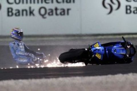 Suzuki MotoGP rider Alvaro Bautista of Spain crashes out during a race the MotoGP World Championship at the Losail international circuit in Doha April 11, 2010. REUTERS/Mohammed Dabbous (QATAR - Tags: SPORT MOTOR RACING)