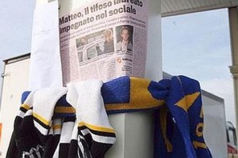 20080331 - CROCETTA (ASTI) - TIFOSO MORTO: SCIARPE JUVE E PARMA SU LUOGO INCIDENTE. Una sciarpa del Parma e una degli ultrà della Juventus del gruppo dei Drughi, allacciate insieme ad una colonnina: si nota subito questo, arrivando nell'area di servizio Crocetta Nord dell'autostrada Piacenza-Torino, dove ieri è morto il tifoso parmense Matteo Bagnaresi. Un gesto, l'unione dei colori bianconeri e gialloblu, che dimostra, da parte delle due tifoserie, l'abbandono della rivalità sportiva di fronte alla tragedia.
ANSA /TONINO DI MARCO/DC 