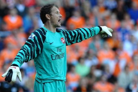 Arsenal's German goalkeeper Jens Lehmann directs his team mates during the English Premier League football match between Blackpool and Arsenal at Bloomfield Road, Blackpool, north west England, on April 10, 2011. AFP PHOTO/PAUL ELLIS - FOR EDITORIAL USE ONLY Additional licence required for any commercial/promotional use or use on TV or internet (except identical online version of newspaper) of Premier League/Football League photos. Tel DataCo +44 207 2981656. Do not alter/modify photo. (Photo credit should read PAUL ELLIS/AFP/Getty Images)