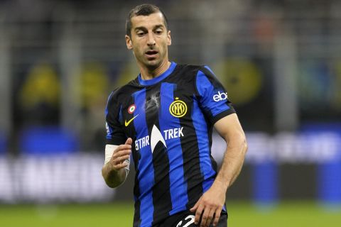 Inter Milan's Henrikh Mkhitaryan controls the ball during the Serie A soccer match between Inter Milan and Cagliari at the San Siro Stadium, in Milan, Italy, Sunday, April 14, 2024. (AP Photo/Antonio Calanni)