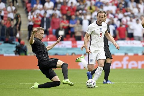 Matthias GINTER l. GER im Zweikampf gegen Harry KANE ENG, Aktion, Achtelfinale, Spiel M44, England ENG - Deutschland GER, am 29.06.2021 in London/ Grossbritannien. Fussball EM 2020 vom 11.06.2021-11.07.2021.  