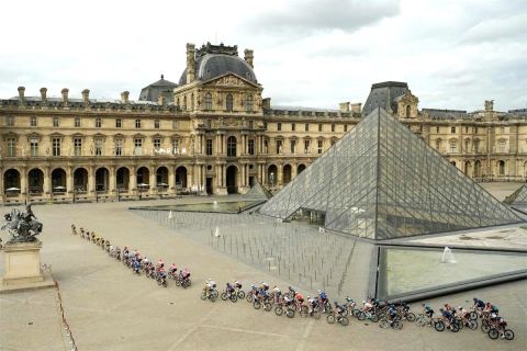 Το πελοτόν περνάει έξω από το Λούβρο και την περίφημη πυραμίδα του, στη διάρκεια του τελευταίου ετάπ του περσινού Γύρου Γαλλίας (23/7/2023).