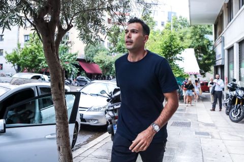 Ο Κώστας Σλούκας στα γραφεία της Arcadia για τη συνάντησή του με τους προέδρους του Ολυμπιακού | 3 Ιουλίου 2023