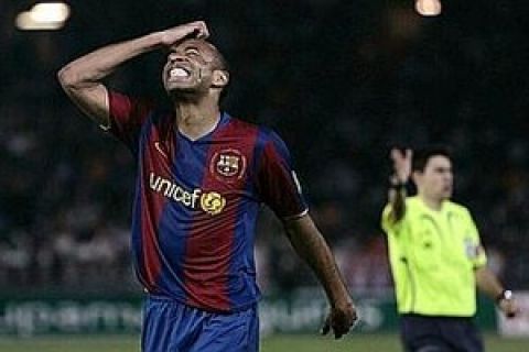 Barcelona's Thierry Henry (L) of France reacts after missing a scoring chance against Almeria during their Spanish First Division soccer match at Mediterraneo stadium in Almeria March 16, 2008. REUTERS/Jon Nazca (SPAIN)