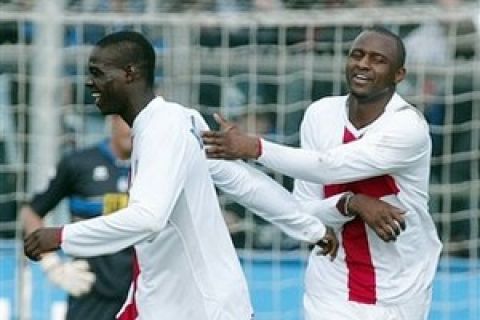 Inter Milan's Patrick Vieira, right, of France is congratulated by his teammate Mario Balotelli after he scored against Atalanta during the Italian first division soccer match at the Comunale stadium in Bergamo, Italy, Sunday, April 6, 2008. (AP Photo/Felice Calabro')