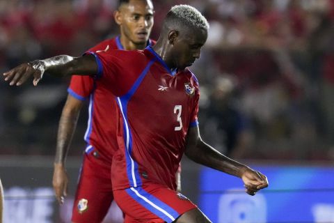 Panama's Jose Cordoba, center, attempts a shot on goal against Costa Rica during a Concacaf Nation League quarterfinal second leg soccer match at Rommel Fernandez stadium in Panama City, Monday, Nov. 20, 2023. (AP Photo/Arnulfo Franco)