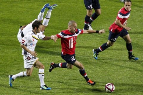 Lille's Joe Cole (R) challenges Sochaux's Vincent Nogueira (L) in their French Ligue 1 soccer match at the Stadium Lille Metropole in Villeneuve d'Ascq September 17, 2011. REUTERS/Pascal Rossignol (FRANCE - Tags: SPORT SOCCER)