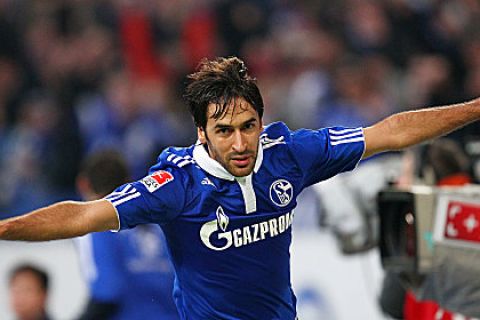 Samstag 20.11.2010, 1. Bundesliga Saison 10/11 - 13. Spieltag in Gelsenkirchen, FC Schalke 04 - SV Werder Bremen, 
Raul - Raul Gonzalez Blanco (S04, Spanien) bejubelt hier seinen Treffer zum 2:0 

Foto: DeFodi.de