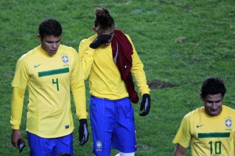 Brazil's Thiago Silva (L), Neymar (C) and Paulo Henrique Ganso leave the field after their Copa America soccer match against Venezuela in La Plata July 3, 2011.         REUTERS/Paulo Whitaker (ARGENTINA - Tags: SPORT SOCCER)