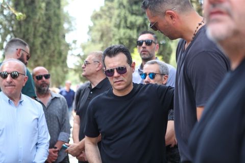 Ο Δημήτρης Ιτούδης στην κηδεία του Πάρη Δερμάνη