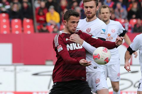 Fußball Bundesliga 28. Spieltag: 1. FC Nürnberg - FSV Mainz 05 am 07.04.2013 im Grundig-Stadion in Nürnberg (Bayern). Der Nürnberger Tomas Pekhart (l) kämpft mit dem Mainzer Jan Kirchhoff um den Ball. Foto: Daniel Karmann/dpa (Achtung Hinweis zur Bildnutzung! Die DFL erlaubt die Weiterverwertung von maximal 15 Fotos (keine Sequenzbilder und keine videoähnlichen Fotostrecken) während des Spiels (einschließlich Halbzeit) aus dem Stadion und/oder vom Spiel im Internet und in Online-Medien. Uneingeschränkt gestattet ist die Weiterleitung digitalisierter Aufnahmen bereits während des Spiels ausschließlich zur internen redaktionellen Bearbeitung (z. B. via Bilddatenbanken).)