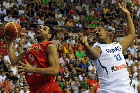 Spain's Felipe Reyes vies for the ball against France's Boris Diaw (R) during the preliminary round game between France and Spain at the FIBA World Basketball Championships in Izmir, Turkey on August 28, 2010. AFP PHOTO / FRANCK FIFE (Photo credit should read FRANCK FIFE/AFP/Getty Images)