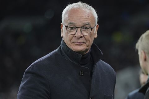 Roma's head coach Claudio Ranieri arrives on the pitch before the Europa League opening phase soccer match between Tottenham Hotspur and Roma at the Tottenham Hotspur Stadium in London, Thursday, Nov. 28, 2024. (AP Photo/Kin Cheung)