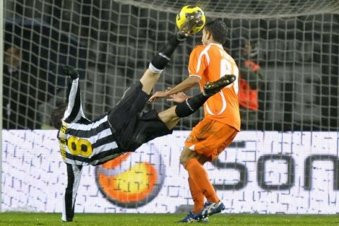 Juventus' Claudio Marchisio (L) shoots and scores against Udinese during their Italian Serie A soccer match at the Olympic stadium in Turin January 30, 2011. REUTERS/Giorgio Perottino  (ITALY - Tags: SPORT SOCCER)