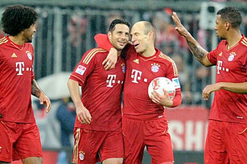 Fußball Bundesliga 27. Spieltag: FC Bayern München - Hamburger SV am 30.03.2013 in der Allianz Arena in München (Bayern). Dante (l-r), Claudio Pizarro, Arjen Robben und Jérôme Boateng von München nach dem Treffer zum 4:0 durch Robben. Foto: Tobias Hase/dpa (Achtung: Hinweis zur Bildnutzung! Die DFL erlaubt die Weiterverwertung von maximal 15 Fotos (keine Sequenzbilder und keine videoähnlichen Fotostrecken) während des Spiels (einschließlich Halbzeit) aus dem Stadion und/oder vom Spiel im Internet und in Online-Medien. Uneingeschränkt gestattet ist die Weiterleitung digitalisierter Aufnahmen bereits während des Spiels ausschließlich zur internen redaktionellen Bearbeitung (z.B. via Bilddatenbanken).)