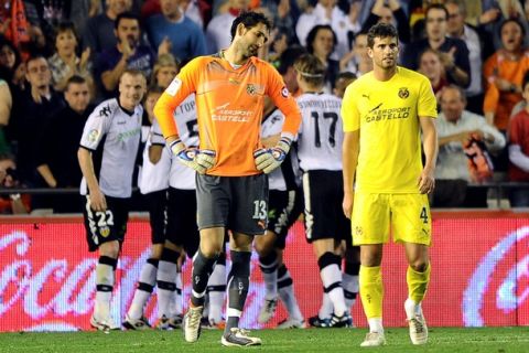 Villarreal's goalkeeper Diego Lopez (L) and Villarreal's Argentinian defender Mateo Musacchio (R) react to Valencia's score during the Spanish league football match between Valencia CF and Villarreal CF on April 10, 2011 at the Mestalla stadium in Valencia.  AFP PHOTO / JOSE JORDAN (Photo credit should read JOSE JORDAN/AFP/Getty Images)