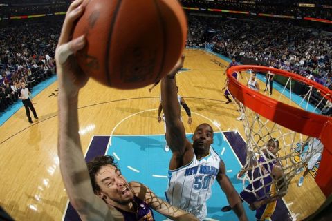 NEW ORLEANS, LA - DECEMBER 29:  Pau Gasol #16 of the Los Angeles Lakers shoots the ball over Emeka Okafor #50 of the New Orleans Hornets at the New Orleans Arena on December 29, 2010 in New Orleans, Louisiana.   The Lakers defeated the Hornets 103-88.  NOTE TO USER: User expressly acknowledges and agrees that, by downloading and/or using this photograph, User is consenting to the terms and conditions of the Getty Images License Agreement.  (Photo by Chris Graythen/Getty Images)