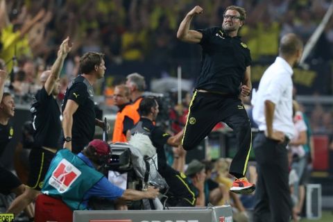 firo :
Fu§ball,Fussball,                  27.07.2013
1.BL, 1.Bundesliga, Saison 2013/2014
DFL SUPERCUP 2013, 
BVB, Borussia Dortmund - FC Bayern Mnchen 4:2
Trainer Jrgen KLOPP, BVB hebt ab zum Jubel, rechts GUARDIOLA,
Highlight,



$worldrightsEs gelten unsere AGB, einsehbar auf www.firosportphoto.de,
copyright by firo sportphoto:
Coesfelder Str. 207
D-48249 Dlmen
www.firosportphoto.de
mail@firosportphoto.de
(V o l k s b a n k   B o c h u m - W i t t e n )
BLZ.: 430 601 29
Kt. Nr.: 341 117 100
Tel:Ê +49-2594-9916004
Fax:Ê+49-2594-9916005 