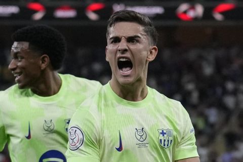 Barcelona's Gavi, front, celebrates after scoring during the Spanish Super Cup semifinal match between Athletic Bilbao and Barcelona in Jeddah, Saudi Arabia, on Wednesday, Jan. 8, 2025. (AP Photo/Altaf Qadri)