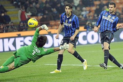 Inter Milan midfielder Thiago Motta (R) scores during a Serie A match between Inter Milan and Cagliari at the Giuseppe Meazza stadium, Milan, Italy, 19 November 2011. ANSA/DANIEL DAL ZENNARO