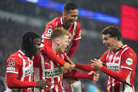 PSV's Jerdy Schouten, centre, celebrates scoring his sides first goal during the Champions League opening phase soccer match between PSV Eindhoven and Sporting CP at Philips stadium in Eindhoven, Netherlands, Tuesday, Oct. 1, 2024. (AP Photo/Peter Dejong)