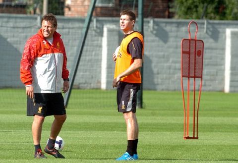  PICTURE BY CHRIS NEILL - 07930-353682 - STEVEN GERRARD HAD TO BE HELD BACK FROM CONFRONTING A CRAZED MEMBER OF THE PUBLIC TODAY DURING TRAINING.....THE INCIDENT TOOK PLACE AS ENGLAND CAPTAIN GERRARD WAS PRACTICING FREE KICKS WITH FELLOW PLAYER PHILPPE COUTINHO...THE UNAMED MALE CLIMBED THE WALL AT THE CLUBS MELWOOD TRAINING GROUND AND BEGAN SHOUTING ABUSE AT THE LIVERPOOL CAPTAIN......AT FIRST HE IGNORED THE ABUSE BUT WHEN IT GOT PERSONAL HE REACTED....THE MALE SHOUTED.....''I KNOW WHERE YOU LIVE YA PRICK....I''LL BURN YOUR FUCKIN HOUSE DOWN''.....LIVERPOOL ASSISTANT MANAGER COLIN PASCOE HELD GERRARD BACK AS HE WENT TO CONFRONT HIM....AT THAT POINT THE CLUB KIT MANAGER LEE RADCLIFFE RAN FROM THE FOOTBALL FIELD AND OUTSIDE THE TRAINING GROUND BUT AS HE DID THE MALE RODE OFF ON HIS BIKE BEFORE SHOUTING.....''I'LL KILL YOU AND YOUR FUCKING KIDS''.....