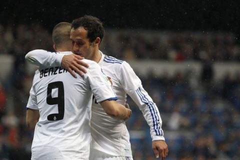 Real Madrid's Karim Benzema (L) is congratulated by teammate Ricardo Carvalho after scoring against Levante' during their Spanish first division soccer match at Santiago Bernabeu stadium in Madrid February 19, 2011. REUTERS/Susana Vera (SPAIN - Tags: SPORT SOCCER)