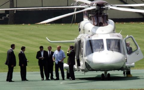 20070723-CARNAGO (VA)-SPR-SPORT: CALCIO RADUNO MILAN
Il Presidente del Milan, Silvio Berlusconi, arriva in elicottero al centro sportivo di Milanello  in occasione del raduno del Milan per la stagione sportiva 2007-2008.
MATTEO BAZZI / ANSA