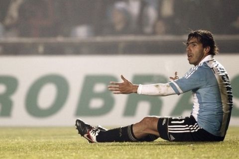 Argentina's Carlos Teves reacts while sitting on the ground after a play during their match against Colombia in the first round of the Copa America soccer tournament in Santa Fe, July 6, 2011.                          REUTERS/Marcos Brindicci (ARGENTINA - Tags: SPORT SOCCER)