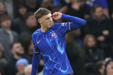 Chelsea's Cole Palmer celebrates after scoring the opening goal during the English Premier League soccer match between Chelsea and Fulham at Stamford Bridge stadium in London, Thursday, Dec. 26, 2024. (AP Photo/Kirsty Wigglesworth)