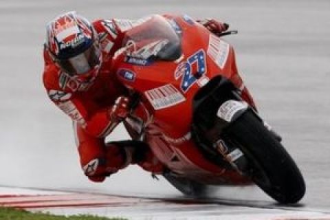 Australia's Casey Stoner in action on his way to winning the Malaysian MotoGP Grand Prix motorcycle race at the Sepang International Circuit in Sepang, Malaysia, Sunday, Oct. 25, 2009.   (AP Photo/Mark Baker)