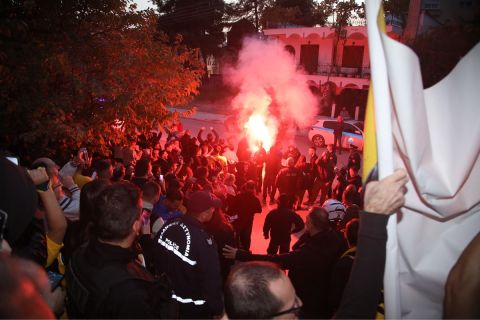 ΑΕΚ: Χαμός από τους φίλους της Ένωσης στην υποδοχή της αποστολής στις Σέρρες