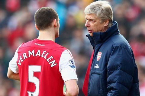 LONDON, ENGLAND - FEBRUARY 26:  Arsene Wenger, manager of Arsenal talks to Thomas Vermaelen of Arsenal during the Barclays Premier League match between Arsenal and Tottenham Hotspur at Emirates Stadium on February 26, 2012 in London, England.  (Photo by Clive Mason/Getty Images)