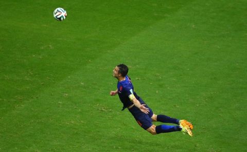 SALVADOR, BRAZIL - JUNE 13:  Robin van Persie of the Netherlands scores the team's first goal with a diving header in the first half during the 2014 FIFA World Cup Brazil Group B match between Spain and Netherlands at Arena Fonte Nova on June 13, 2014 in Salvador, Brazil.  (Photo by Jeff Gross/Getty Images)