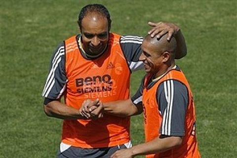 Real Madrid players Roberto Carlos, right, and Emerson, from Brazil, have fun during a training session of his team at Valdebebas stadium, in Madrid, Wednesday, June 13, 2007. Real Madrid will win the 2006/2007 Spanish soccer league if they beat Mallorca on Sunday. (AP Photo/Daniel Ochoa de Olza)