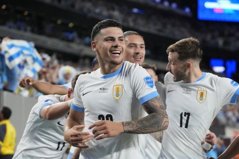 Οι παίκτες της εθνικής Ουρουγουάης πανηγυρίζουν την πρόκριση στα προημιτελικά του Copa America