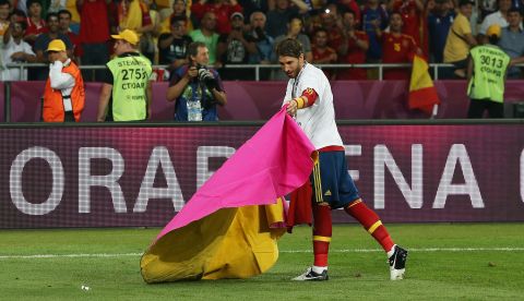 Final de la Eurocopa disputada entre España e Italia en el Estadio Olímpico de Kiev. En la imagen, Sergio Ramos con el capote. 

Final match of Euro 2012 played between Spain and Italy at Kiev Olympic stadium. In this picture, Sergio Ramos with a cape.