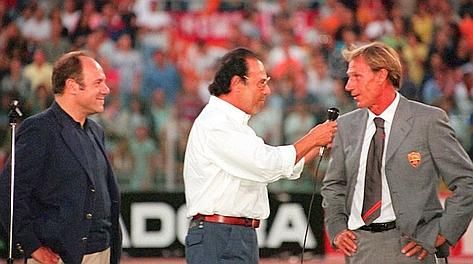 Zdenek Zeman con Antonello Venditti (C) e Carlo Verdone (S) durante la presentazione della squadra allo stadio Olimpico di Roma il 27 agosto 1998. 
ANSA/MAURIZIO BRAMBATTI