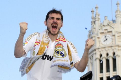 MADRID, SPAIN - MAY 3: Iker Casillas of Real Madrid celebrates during their victory parade at Plaza de Cibeles on May 3, 2012, in Madrid, Spain. (Photo by Victor Carretero/Real Madrid via Getty Images)