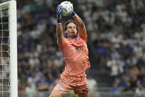 Atalanta's goalkeeper Marco Carnesecchi catches there ball during the Serie A soccer match between Inter Milan and Atalanta at the at the San Siro stadium in Milan, Italy, Friday, Aug. 30, 2024. (AP Photo/Luca Bruno)