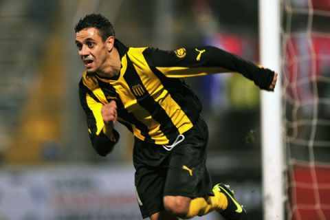 Fabian Estoyanoff from Uruguay's Penarol, celebrates scoring against Chile's Universidad Catolica, during their Copa Libertadores 2011 quarterfinals football match at the San Carlos de Apoquindo stadium in Santiago, Chile, on May 19, 2011. AFP PHOTO/Martin BERNETTI (Photo credit should read MARTIN BERNETTI/AFP/Getty Images)