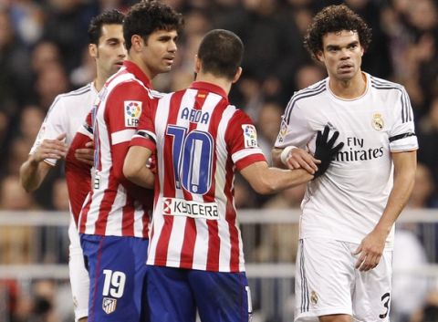 Partido de ida de las semifinales de la Copa del Rey entre el Real Madrid y el Atlético en el Bernabéu. En la imagen, Diego Costa y Pepe. 

First leg of 1/2 Spanish King´s Cup between Real Madrid and Atlético. In this picture, Diego Costa and Pepe.