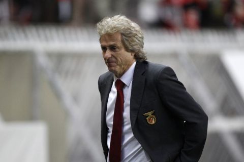 Benfica's coach Jorge Jesus reacts during their Europa League second leg soccer match against Paris St Germain at Parc des Princes stadium in Paris March 17, 2011. REUTERS/Gonzalo Fuentes (FRANCE - Tags: SPORT SOCCER)