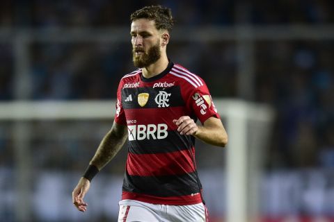 Leo Pereira of Brazil's Flamengo drives the ball during a Copa Libertadores group A soccer match against Argentina's Racing Club at Presidente Peron stadium in Avellaneda, Argentina, Thursday, May 4, 2023. (AP Photo/Gustavo Garello)